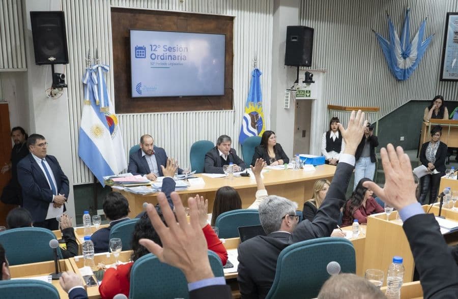 Santa Cruz exige por ley la contratación del 90% de mano local en minería