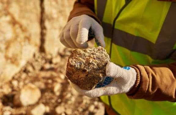 El oro marca un nuevo récord y el petróleo sube 2% tras advertencias de Trump a Irán