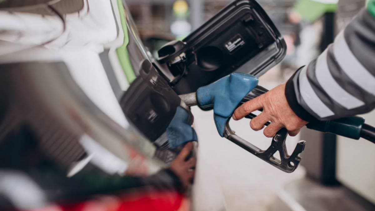 Combustibles en CABA y PBA con precios promedio por petrolera