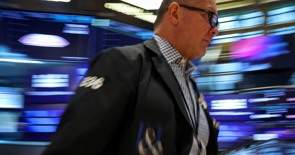 El riesgo país volvió a 450 puntos mientras retroceden bonos y acciones argentinas