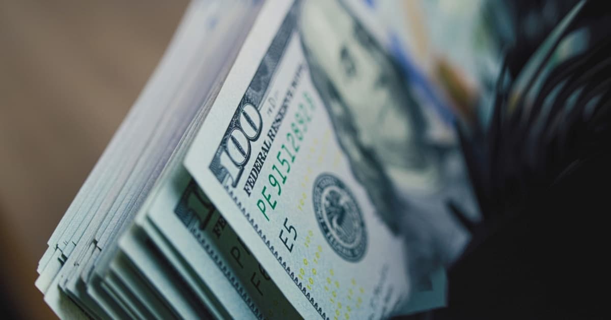 El dólar mayorista cayó por tercer día seguido y julio cerró con una suba de 0,2%