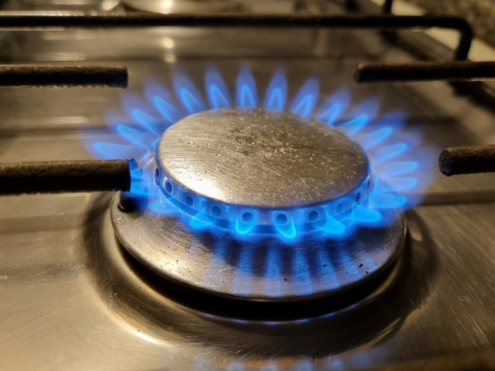 El Gobierno acorta a dos meses el traslado del costo del gas a las tarifas