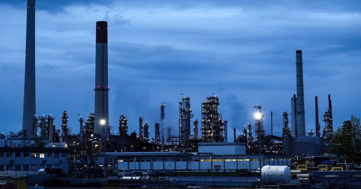 La baja del petróleo alivió la presión inflacionaria, aunque persisten los riesgos externos