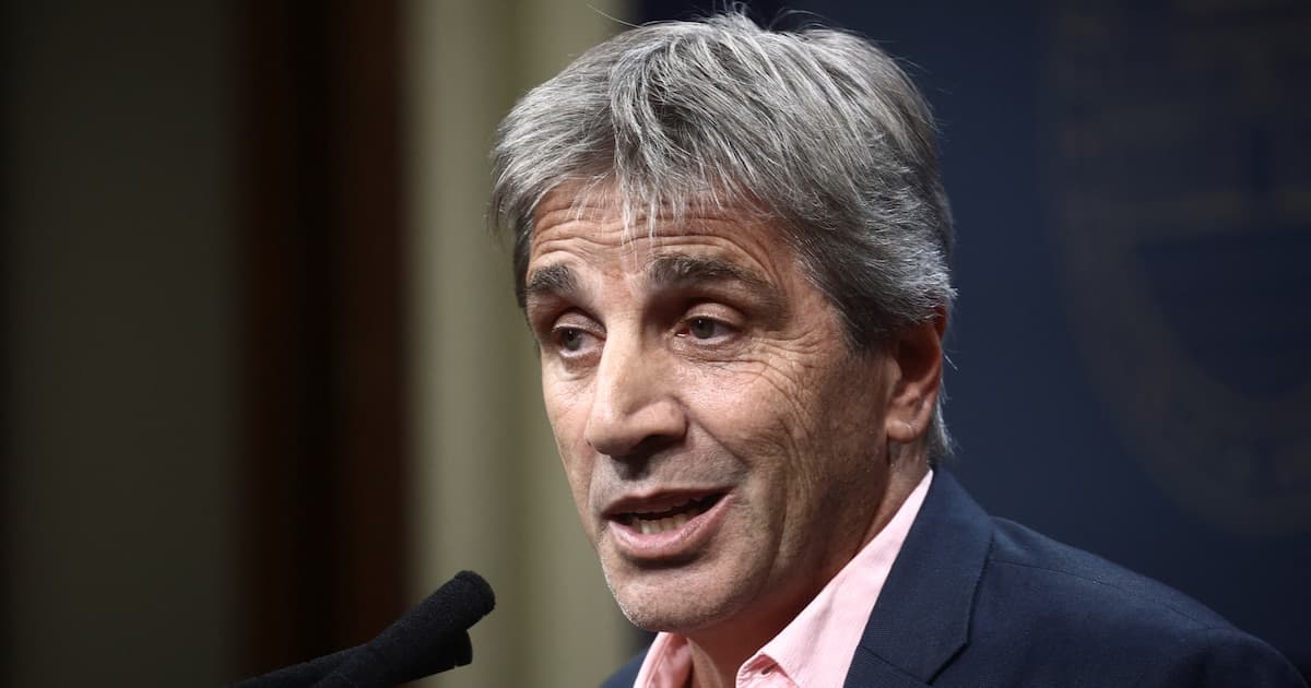 El riesgo país argentino repuntó hasta 445 puntos por la presión externa y señales locales