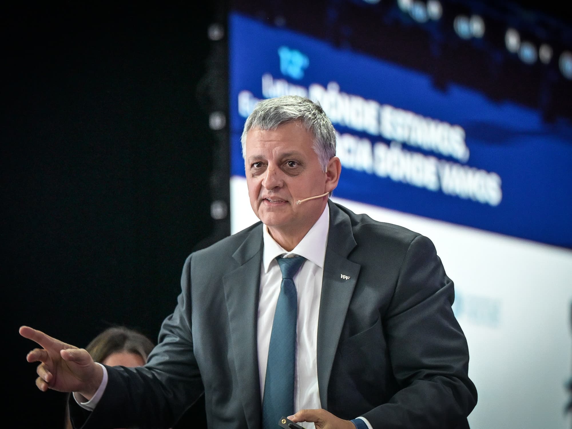 YPF dividirá por diez el valor nominal de sus acciones en pesos