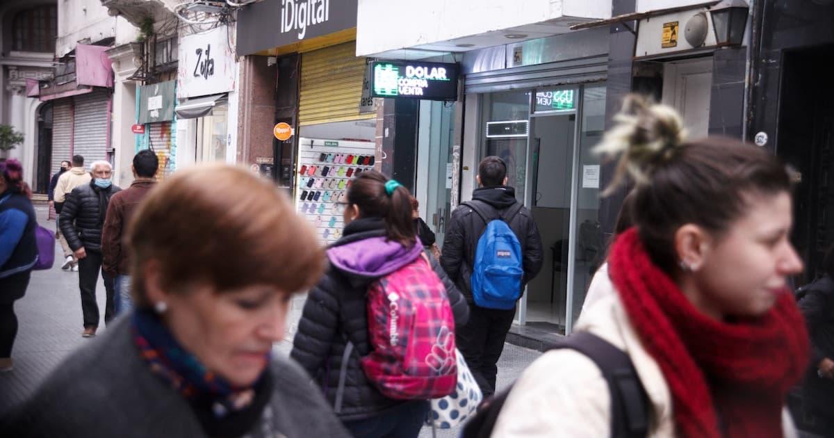 El dólar se mantiene en $1.500 en bancos y el blue cotiza a $1.530