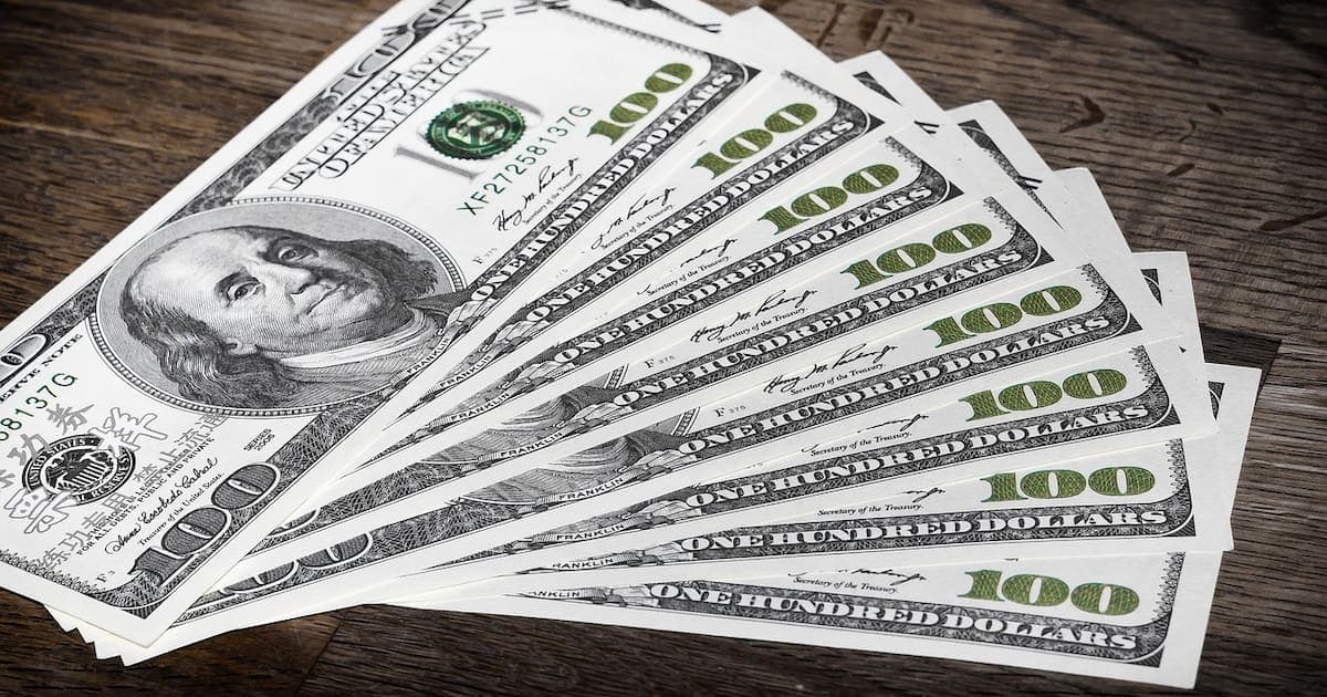 El dólar oficial se mantiene estable y el mercado sigue de cerca al blue y los financieros
