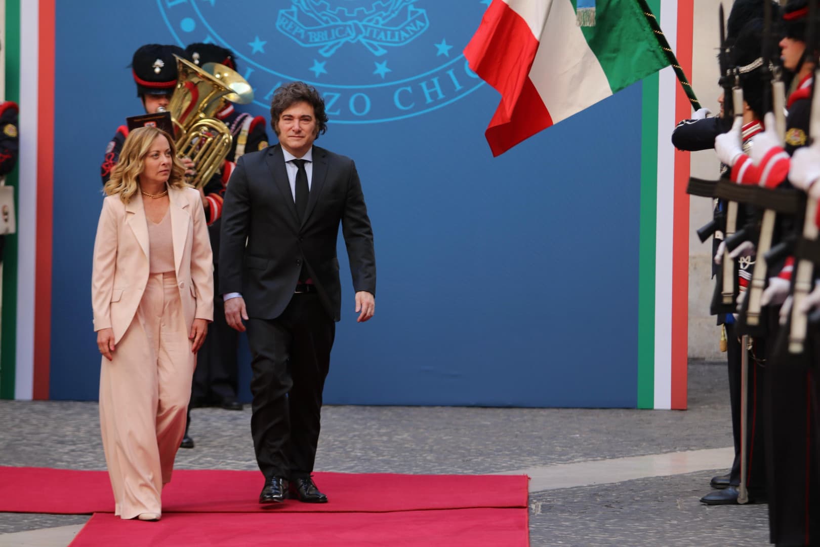 Con la presencia de Milei, YPF cerró un acuerdo clave para exportar gas de Vaca Muerta