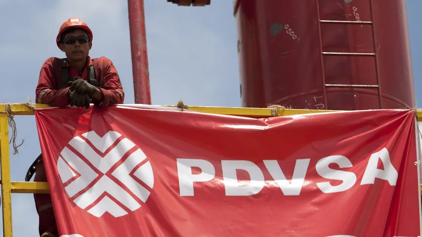 Hubo una leve caída del precio del petróleo y analistas confirman presión bajista a largo plazo por el escenario en Venezuela