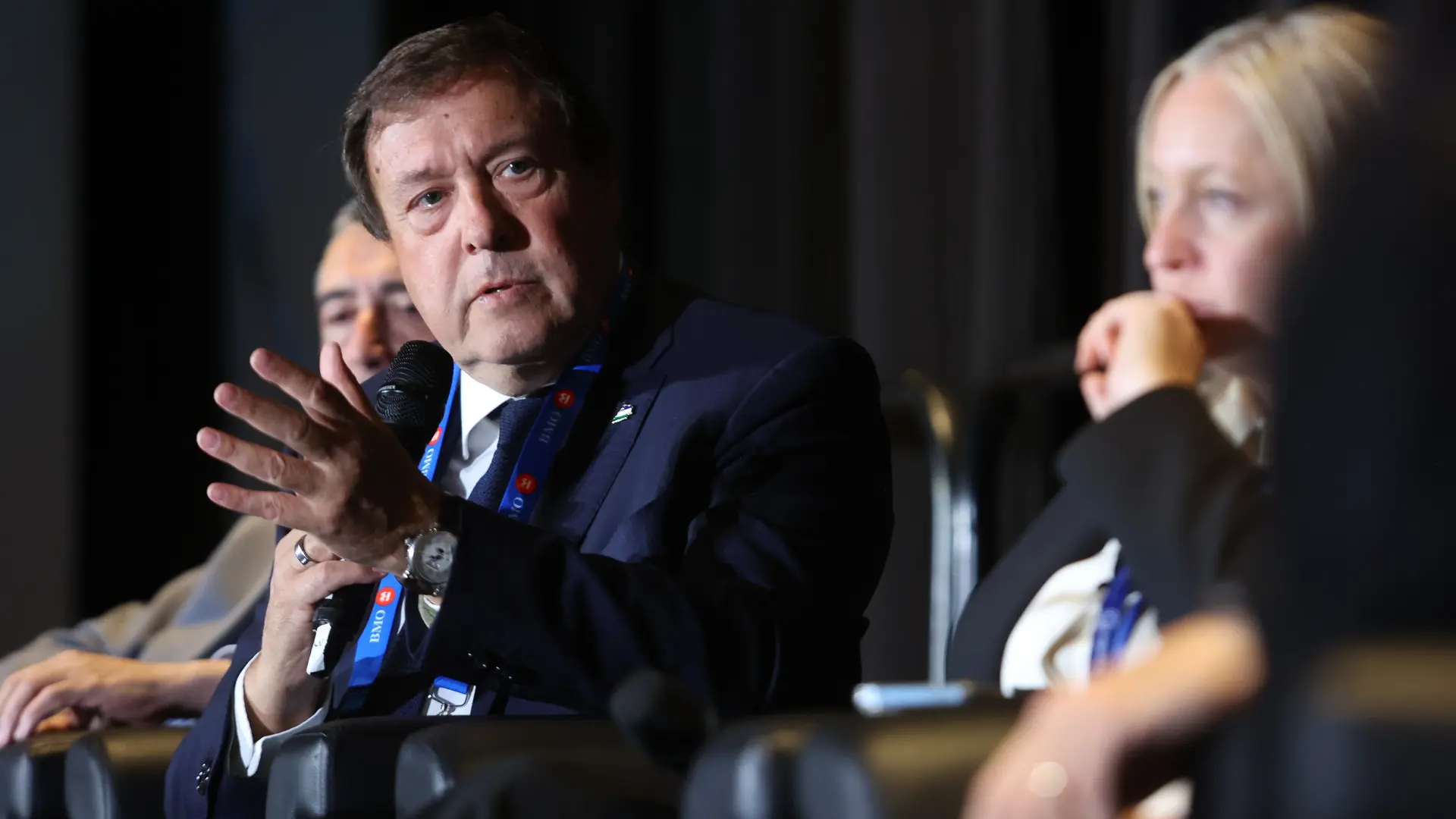 En Canadá, Weretilneck posiciona la minería como motor de empleo joven