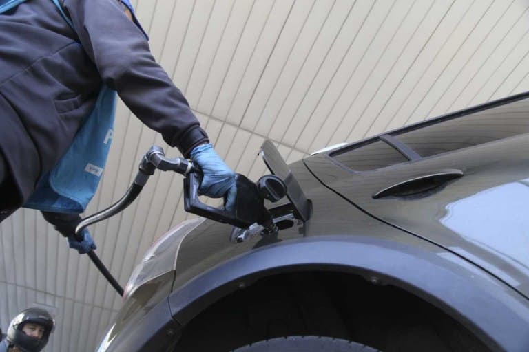 El precio de los combustibles subió 558% y redujo la capacidad de compra de los salarios