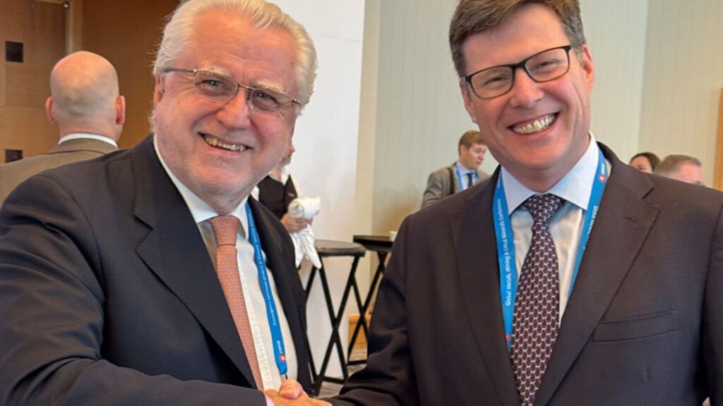 Máximo Pacheco, presidente del directorio de la estatal chilena, y Duncan Wanblad, presidente ejecutivo de Anglo American.