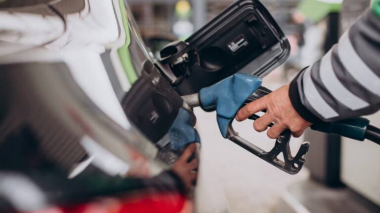 Combustibles en CABA y PBA con precios promedio por petrolera