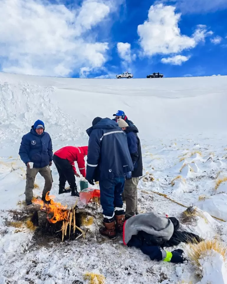 Las primeras imágenes del rescate en la puna. 4 mineros varados desde el domingo.