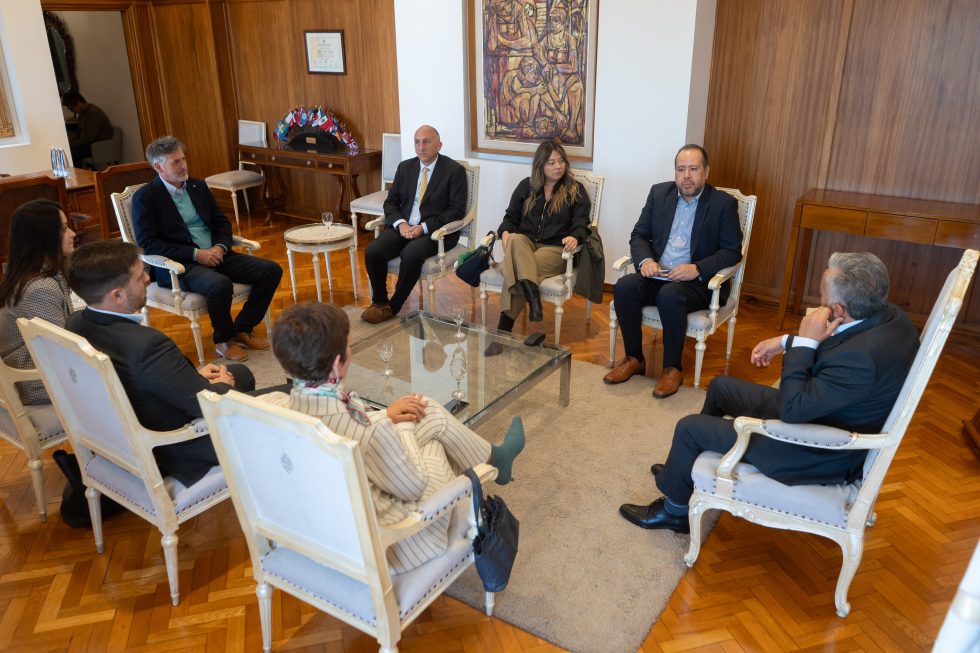 El gobernador Alfredo Cornejo recibió a la empresa Tek,