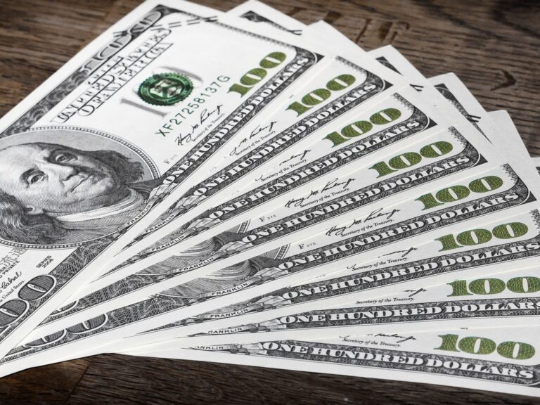 El dólar oficial subió a $1.515 y el blue bajó a $1.545