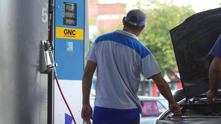 Persisten las demoras para cargar GNC por las restricciones de gas