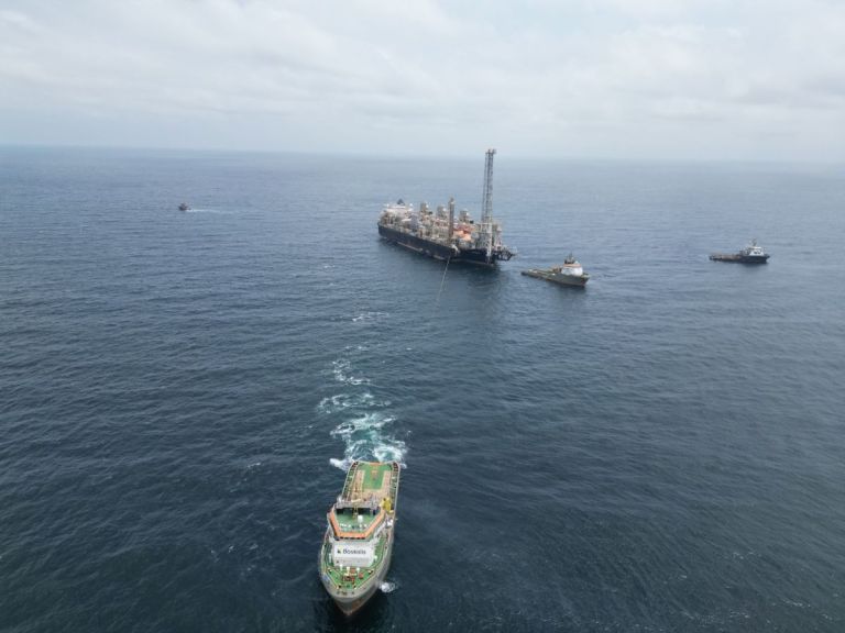 El Hilli Episeyo inició su traslado hacia Singapur antes de llegar a Río Negro