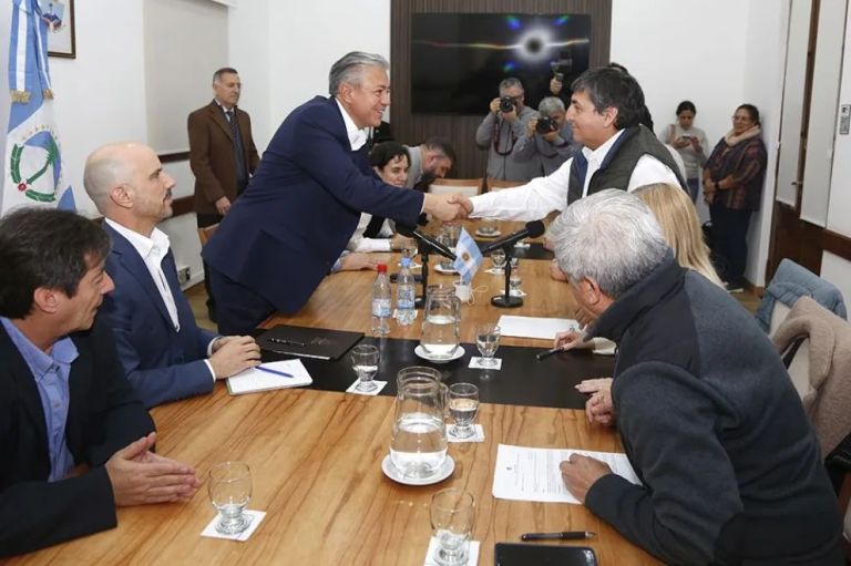 Neuquén cerró una paritaria estatal con mejoras atadas a la renta de Vaca Muerta